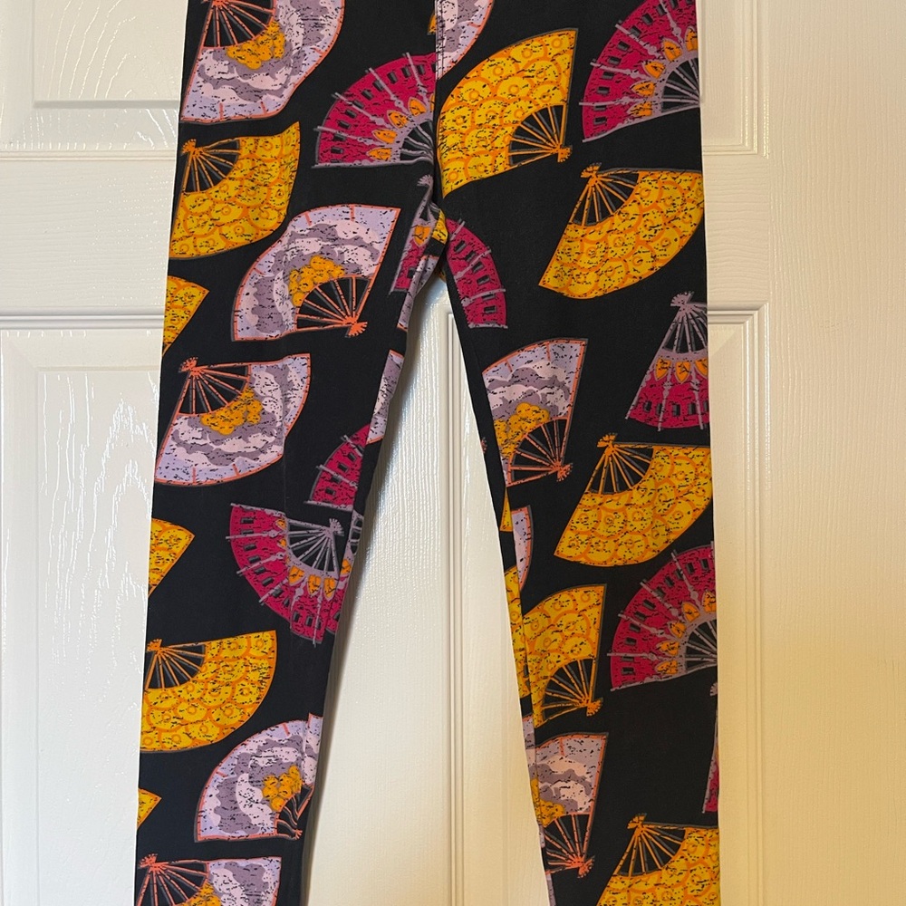LuLaRoe Leggings Fan Print, Hard to find print. One Size